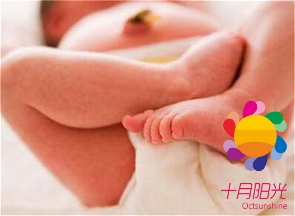 宝宝刚满月请月嫂还是育儿嫂比较好？(图1)