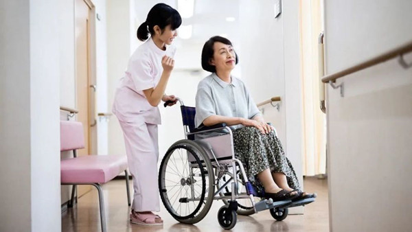 照顾老人的保姆工作内容(图1)
